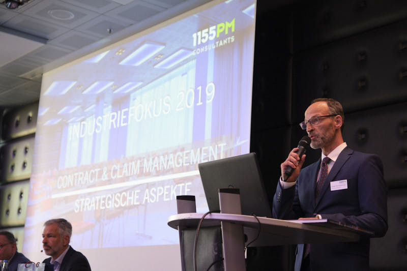 Edgar Wintersperger. Moderator der Fachtagung "INDUSTRIEFOKUS 2019: Contract & Claim Management". Der Branchentreff für Contract & Claim Management im Anlagenbau.