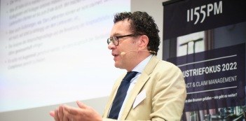 INDUSTRIEFOKUS 2022. Vortrag "Ist Claim Management ein Compliance-Thema? Tarek Salama. Urheber des Fotos: Nicolas Det. Alle Nutzungsrechte bezahlt durch die 1155PM consultants GmbH